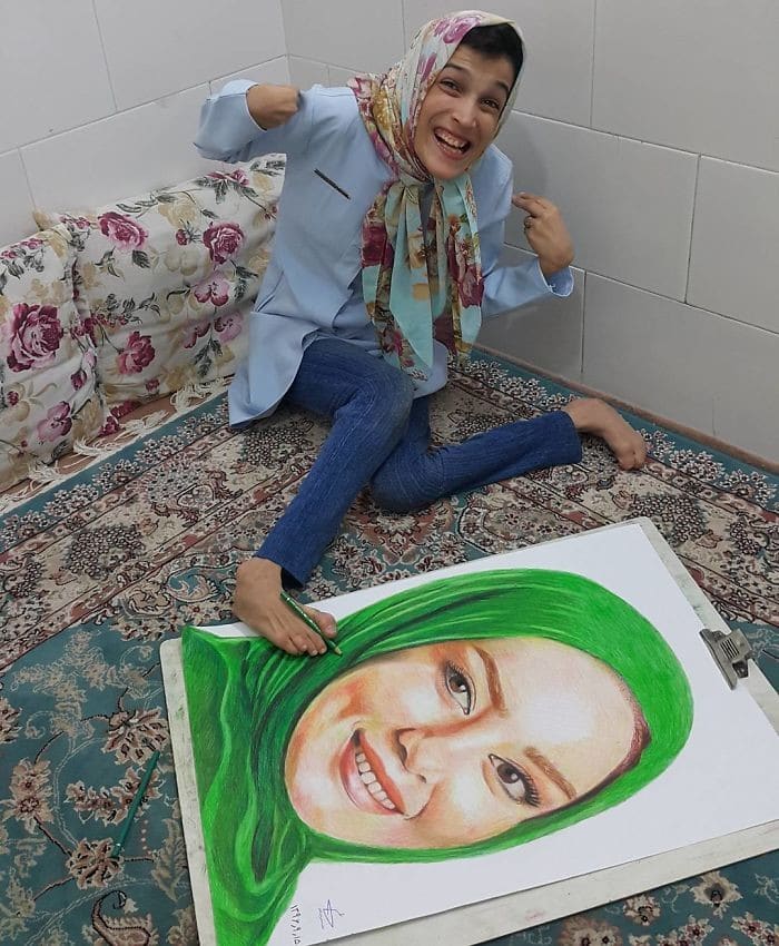 35 retratos incríveis desta artista iraniana com deficiência que usa apenas o Pé 11