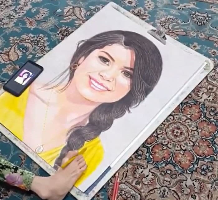 35 retratos incríveis desta artista iraniana com deficiência que usa apenas o Pé 35