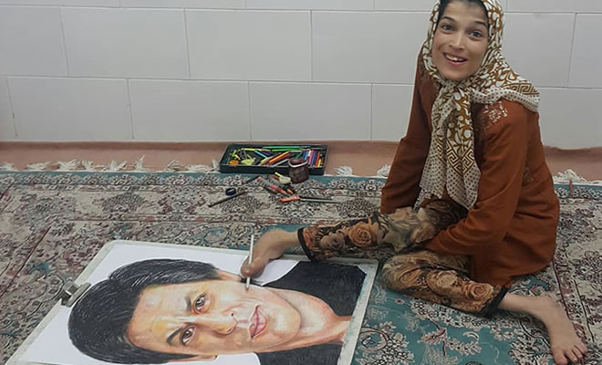 35 retratos incríveis desta artista iraniana com deficiência que usa apenas o Pé 36