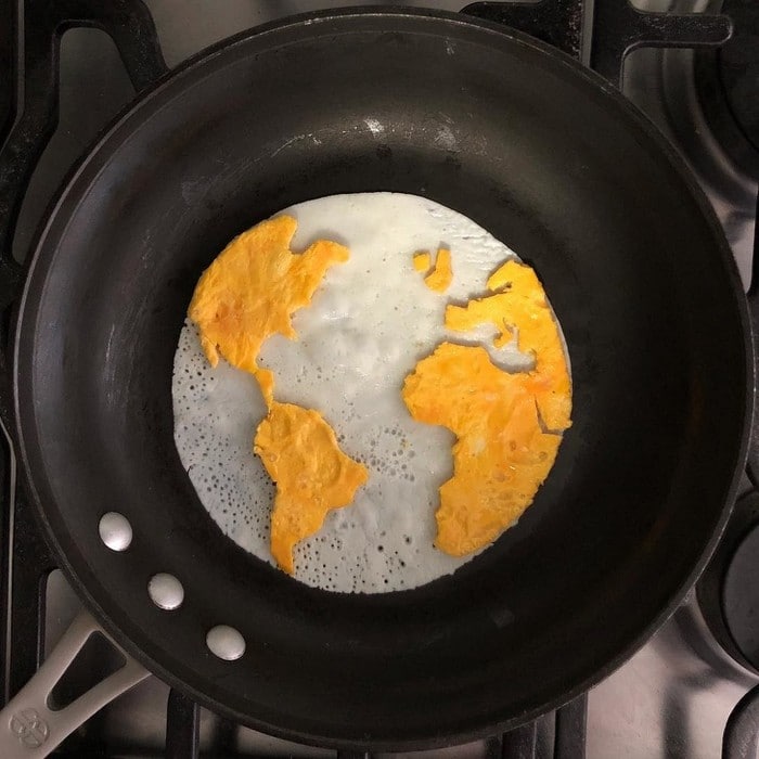 Um artista do México usa uma panela como tela e cria arte a partir de ovos (30 fotos) 1