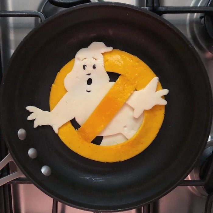 Um artista do México usa uma panela como tela e cria arte a partir de ovos (30 fotos) 12