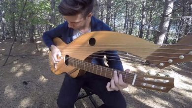 Jovem toca ‘The Sound Of Silence’ em um violão de 18 cordas 1