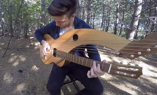 Jovem toca ‘The Sound Of Silence’ em um violão de 18 cordas
