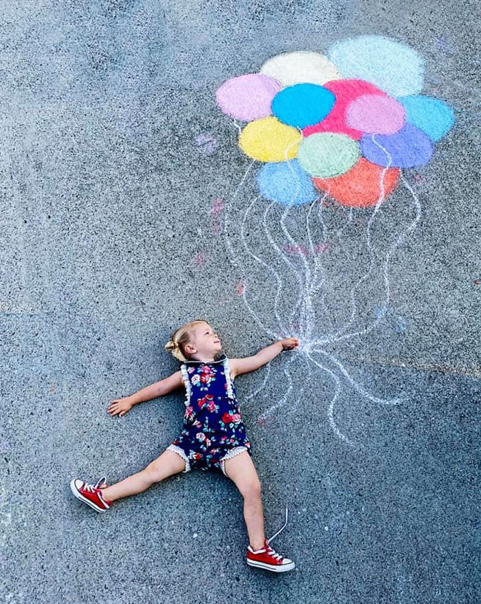 Mãe cria belos desenhos de giz em sua garagem, para criar aventuras durante a quarentena (30 fotos) 1