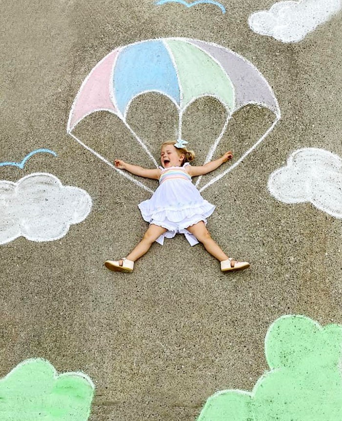 Mãe cria belos desenhos de giz em sua garagem, para criar aventuras durante a quarentena (30 fotos) 10