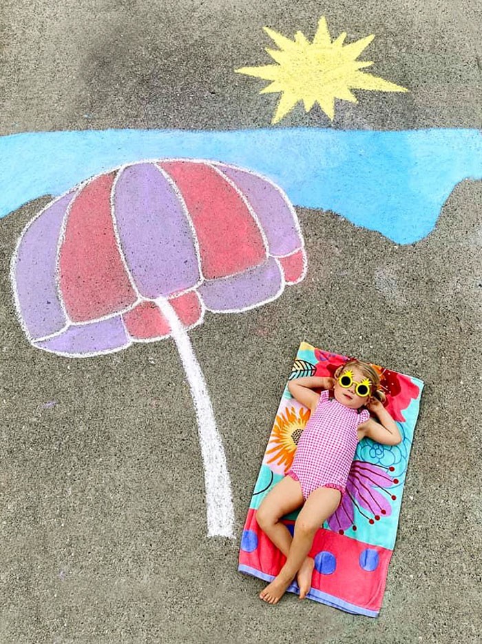 Mãe cria belos desenhos de giz em sua garagem, para criar aventuras durante a quarentena (30 fotos) 12