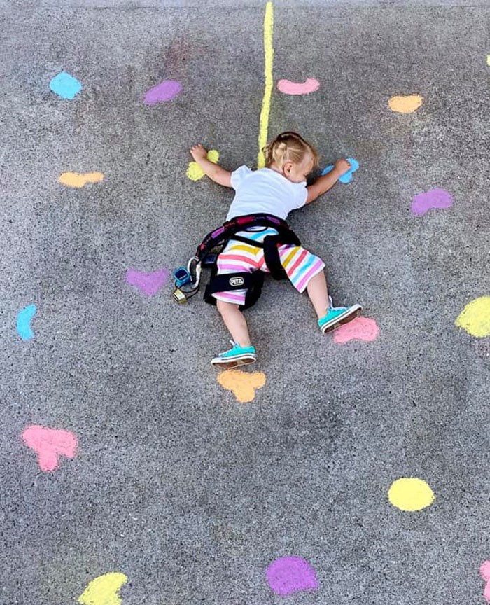 Mãe cria belos desenhos de giz em sua garagem, para criar aventuras durante a quarentena (30 fotos) 13