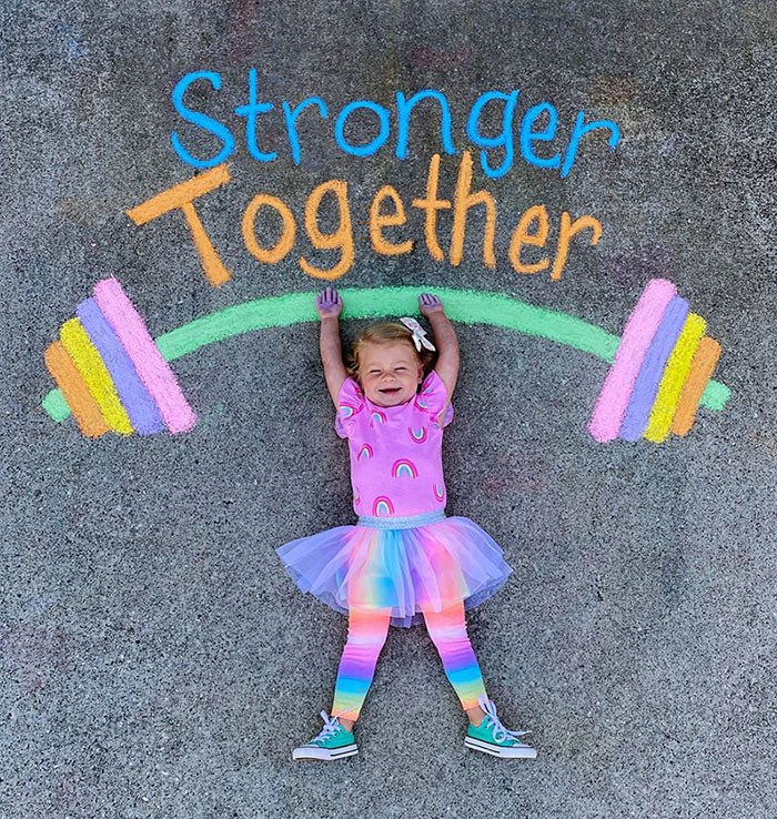 Mãe cria belos desenhos de giz em sua garagem, para criar aventuras durante a quarentena (30 fotos) 14