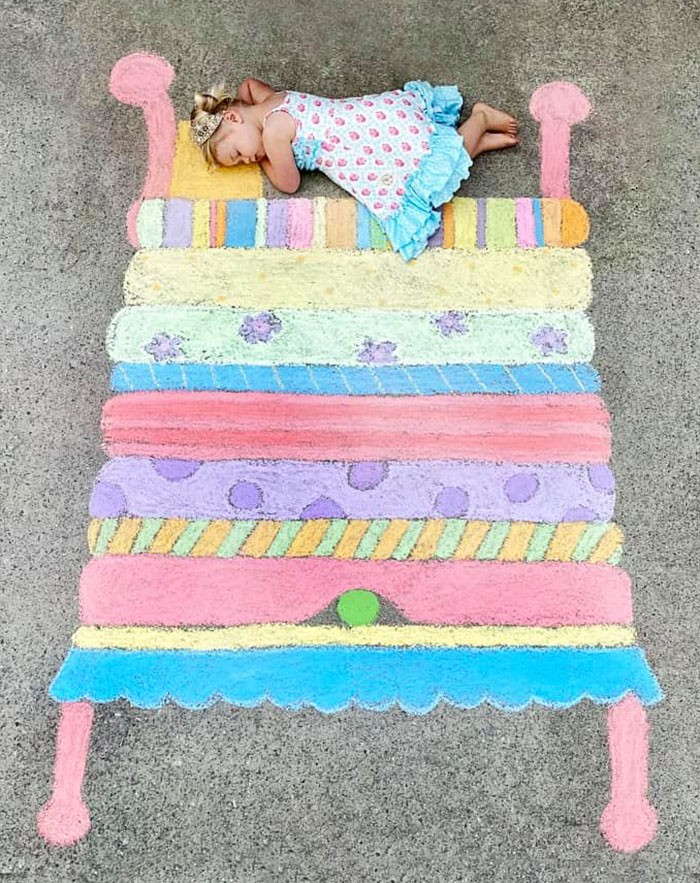 Mãe cria belos desenhos de giz em sua garagem, para criar aventuras durante a quarentena (30 fotos) 17