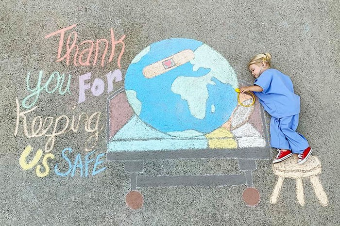 Mãe cria belos desenhos de giz em sua garagem, para criar aventuras durante a quarentena (30 fotos) 24