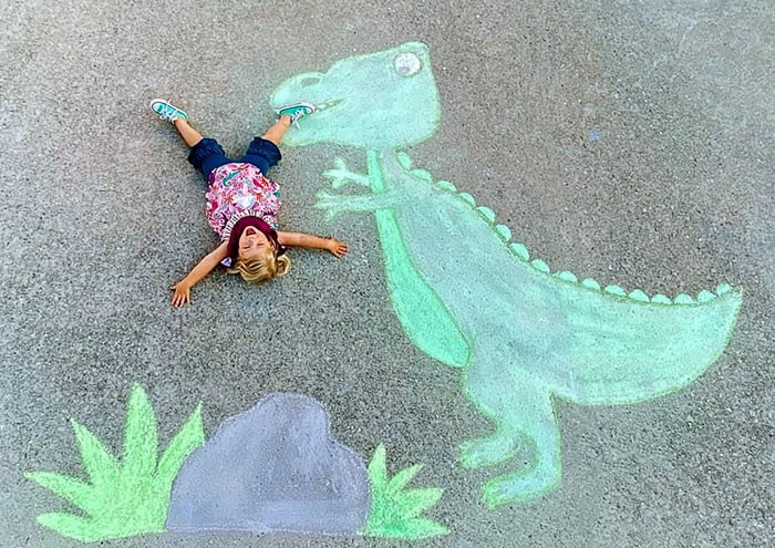 Mãe cria belos desenhos de giz em sua garagem, para criar aventuras durante a quarentena (30 fotos) 28