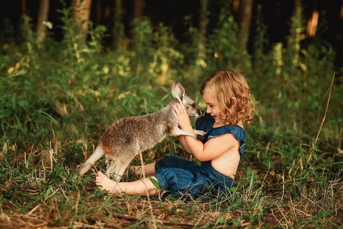 32 momentos mais inocentes da crianças com animais 18