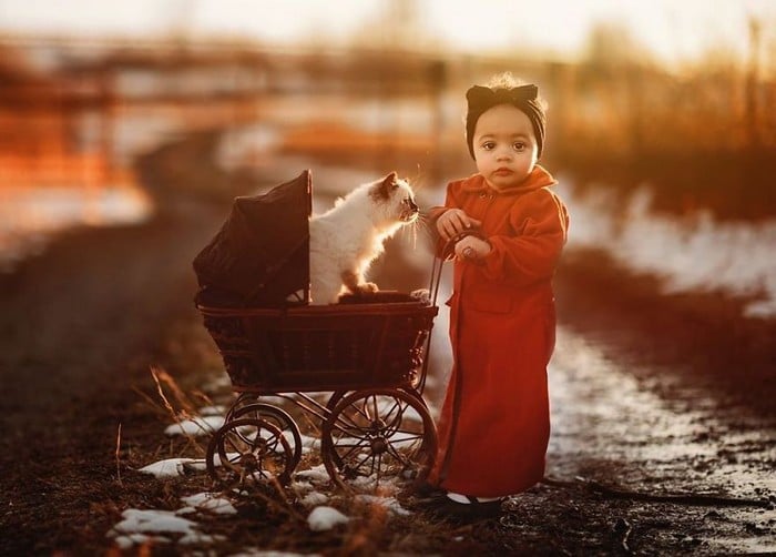 32 momentos mais inocentes da crianças com animais 21