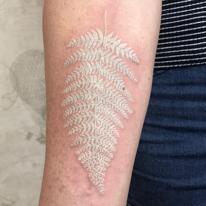 24 tatuagens que provam que o branco é o novo preto 1