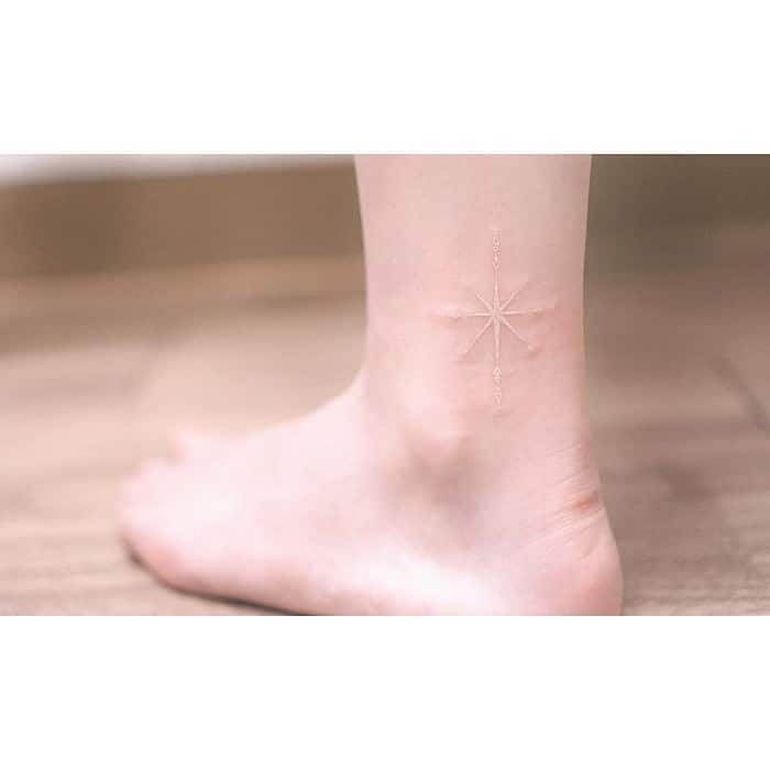 24 tatuagens que provam que o branco é o novo preto 9