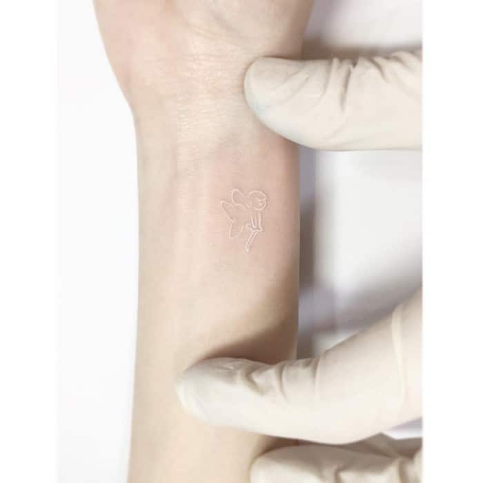 24 tatuagens que provam que o branco é o novo preto 14