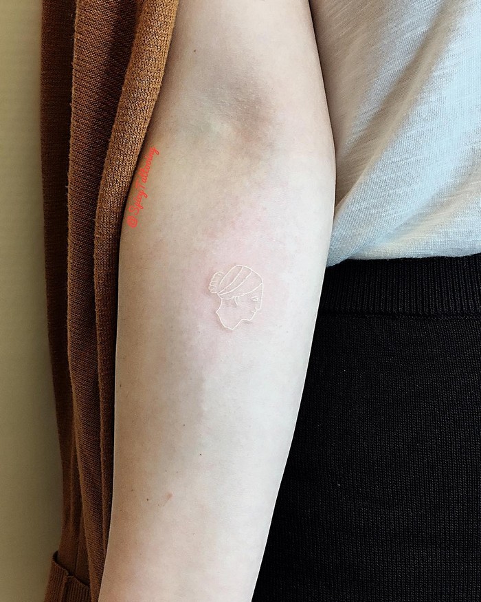24 tatuagens que provam que o branco é o novo preto 15