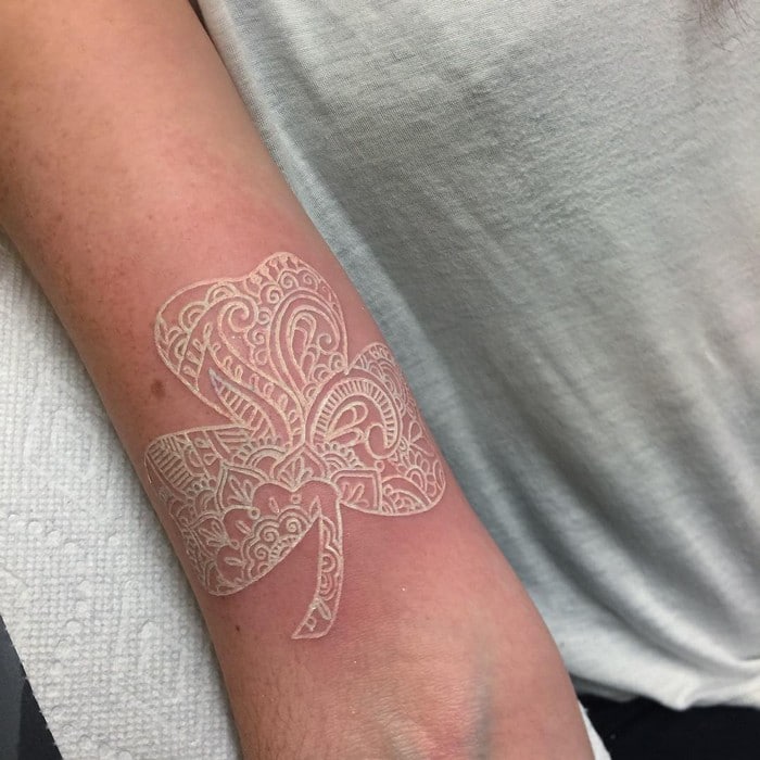 24 tatuagens que provam que o branco é o novo preto 18