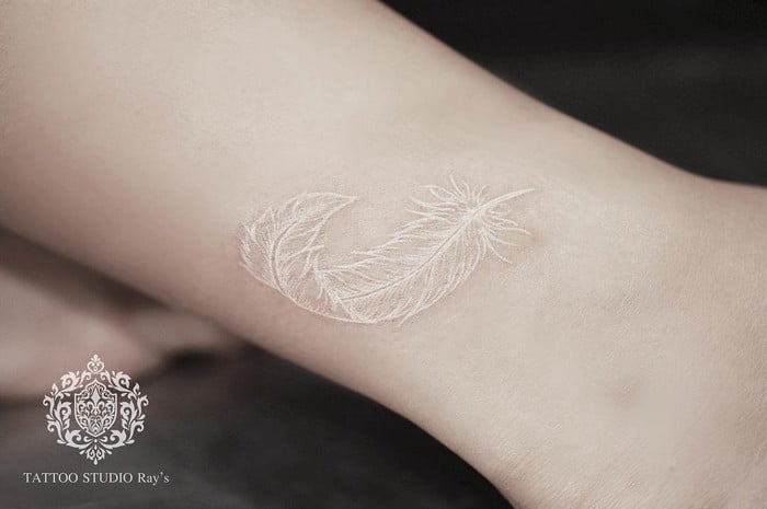 24 tatuagens que provam que o branco é o novo preto 19