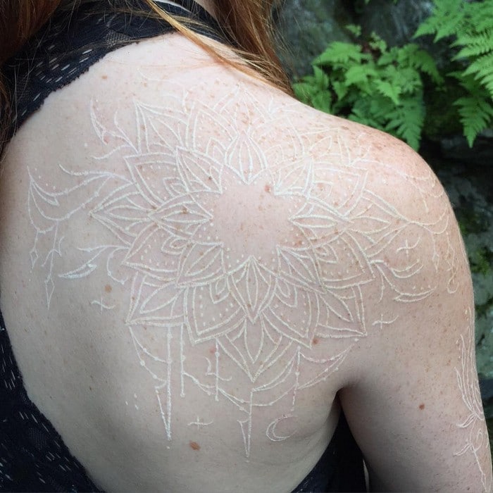 24 tatuagens que provam que o branco é o novo preto 20