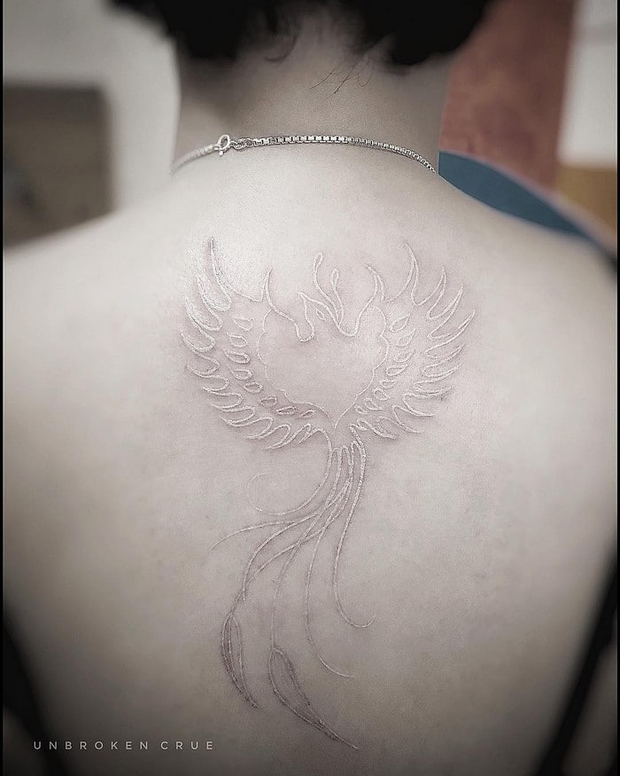 24 tatuagens que provam que o branco é o novo preto 21