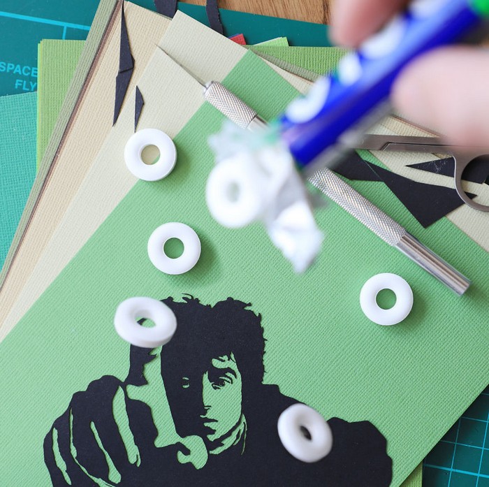 Usando objetos do cotidiano para criar recortes inspirados em filmes em casa (11 fotos) 5