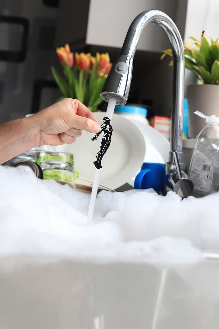 Usando objetos do cotidiano para criar recortes inspirados em filmes em casa (11 fotos) 7