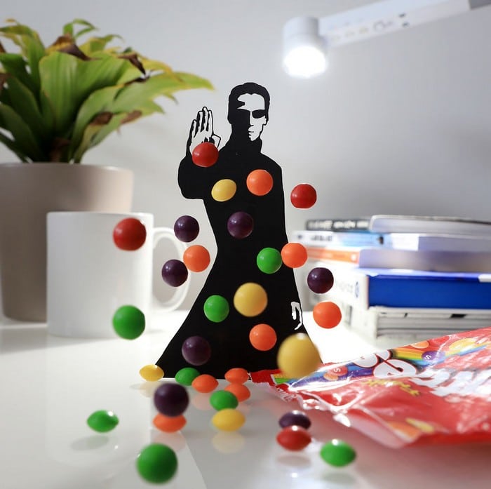 Usando objetos do cotidiano para criar recortes inspirados em filmes em casa (11 fotos) 9