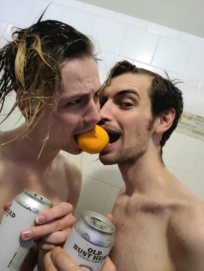 Existe uma comunidade online feita para pessoas que gostam de tomar banho de laranjas 8