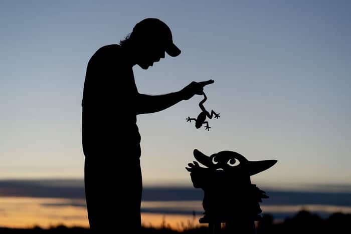 Este artista recorta papelão para criar obras mágicas ao pôr do sol 2