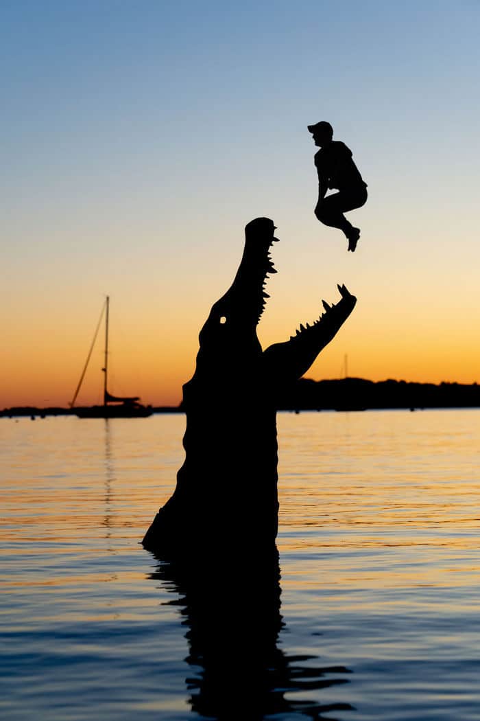 Este artista recorta papelão para criar obras mágicas ao pôr do sol 5