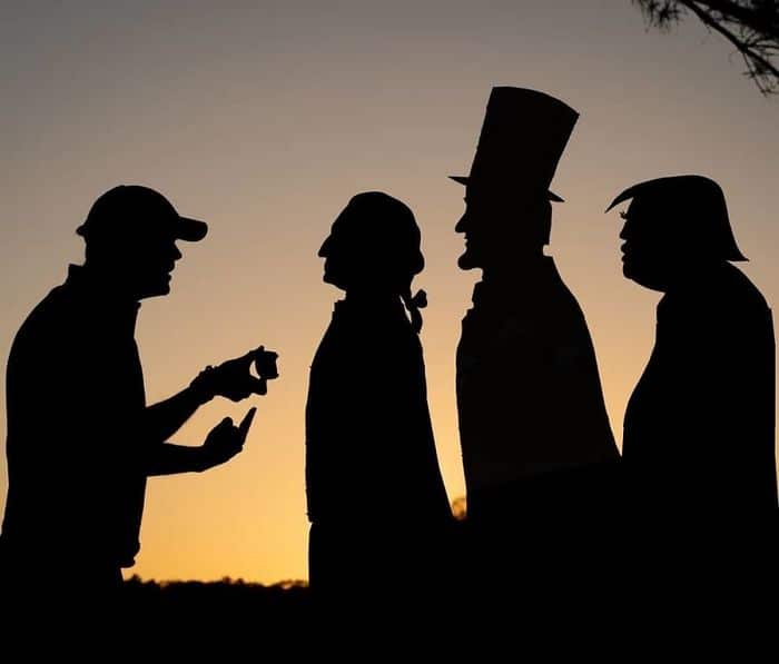 Este artista recorta papelão para criar obras mágicas ao pôr do sol 7