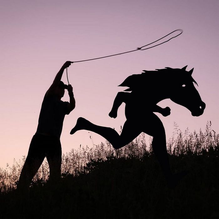 Este artista recorta papelão para criar obras mágicas ao pôr do sol 8