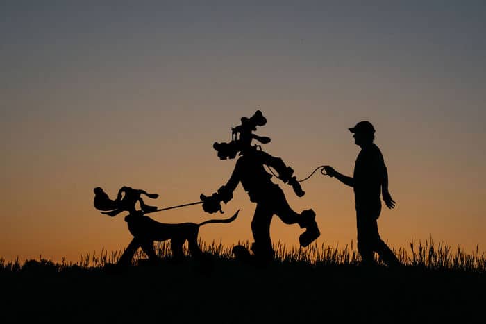 Este artista recorta papelão para criar obras mágicas ao pôr do sol 18