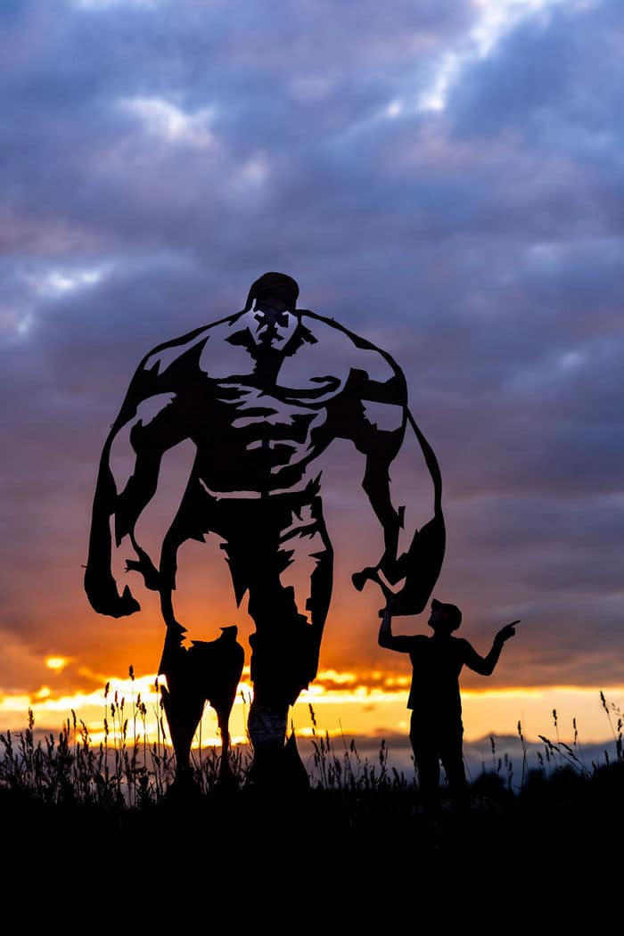 Este artista recorta papelão para criar obras mágicas ao pôr do sol 21