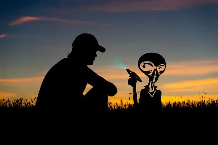 Este artista recorta papelão para criar obras mágicas ao pôr do sol 22