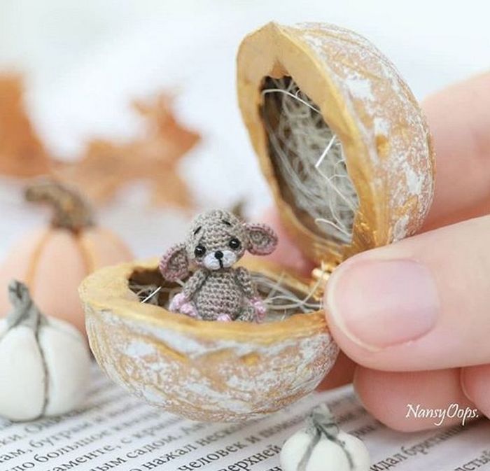 Este artista russa cria pequenos bichinhos de pelúcia de crochê que você pode levar a qualquer lugar (20 fotos) 6