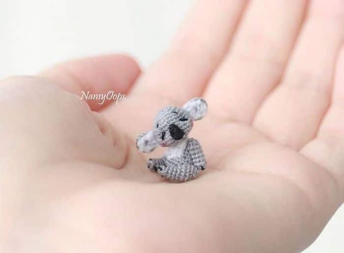 Este artista russa cria pequenos bichinhos de pelúcia de crochê que você pode levar a qualquer lugar (20 fotos) 20