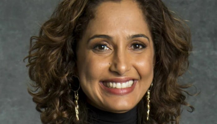 10 famosas que começaram como assistentes de palco 9