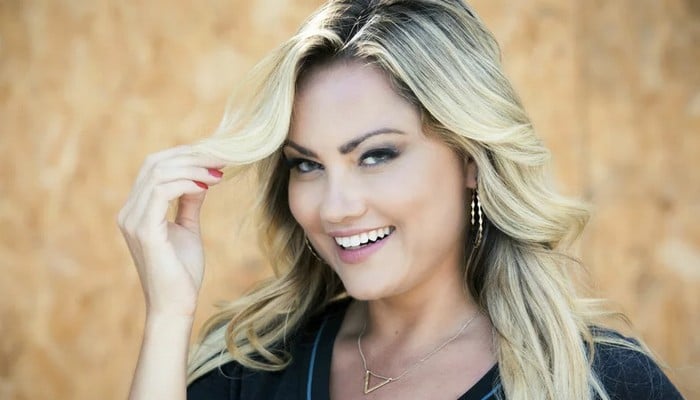 10 famosas que começaram como assistentes de palco 13