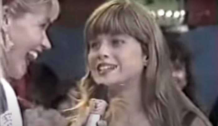 10 famosas que começaram como assistentes de palco 16