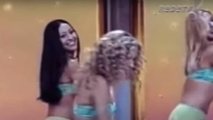 10 famosas que começaram como assistentes de palco 18