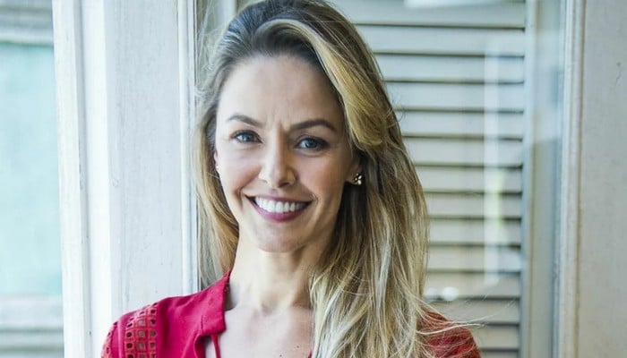 10 famosas que começaram como assistentes de palco 19