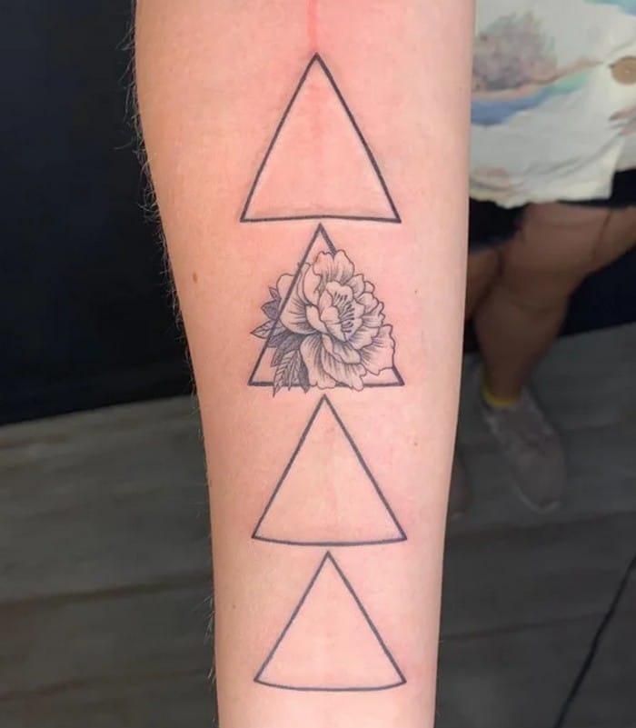 24 tatuagens minimalistas que são o equilíbrio ideal entre ousado e elegante 17