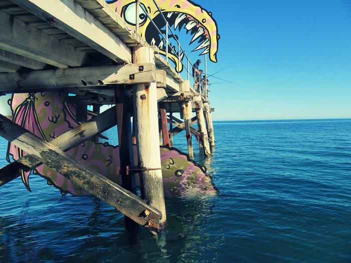 Um ilustrador adiciona monstros engraçados pela cidade 3