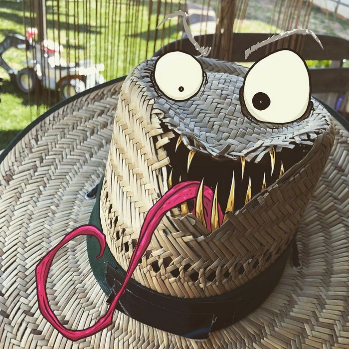 Um ilustrador adiciona monstros engraçados pela cidade 5