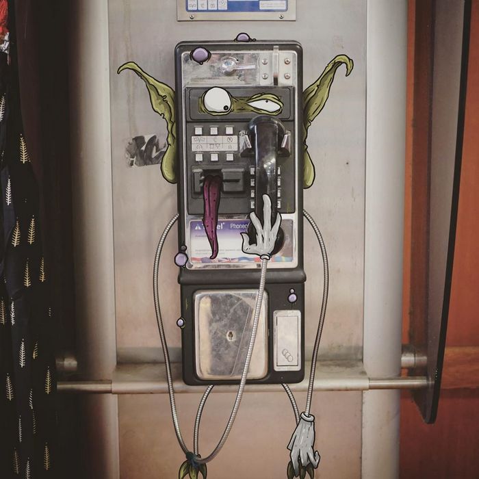 Um ilustrador adiciona monstros engraçados pela cidade 7