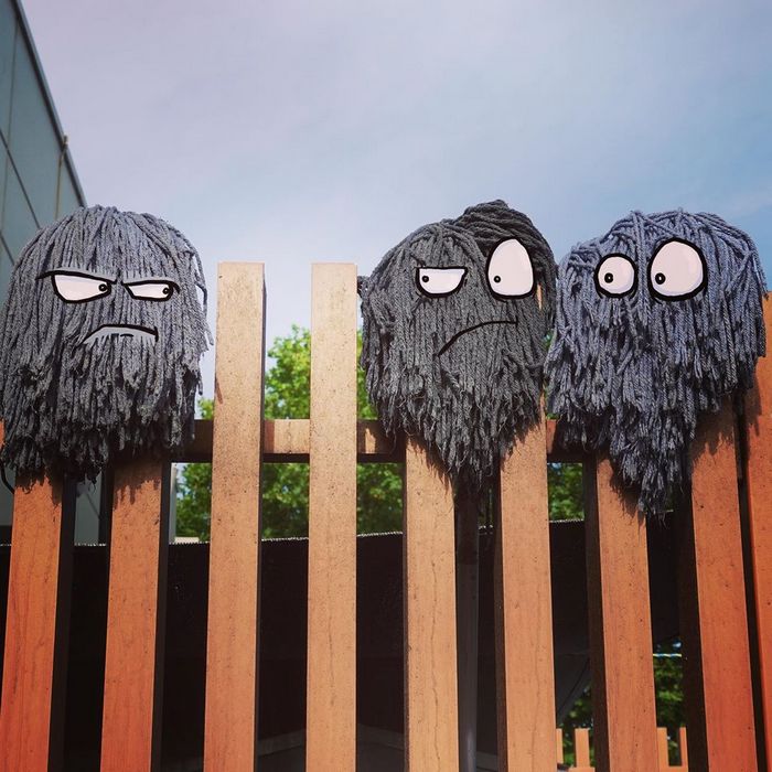 Um ilustrador adiciona monstros engraçados pela cidade 12