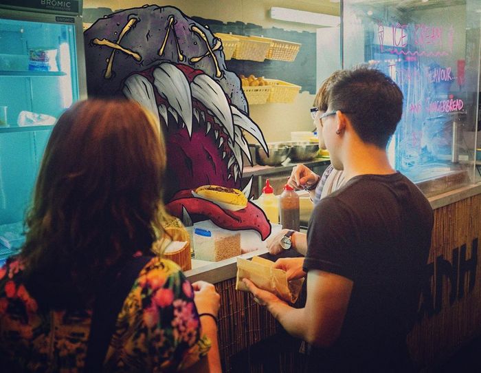 Um ilustrador adiciona monstros engraçados pela cidade 19