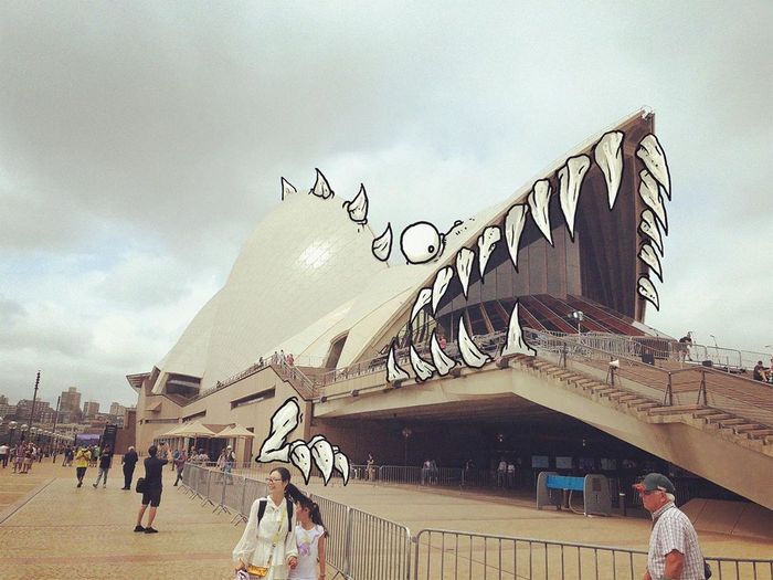 Um ilustrador adiciona monstros engraçados pela cidade 20